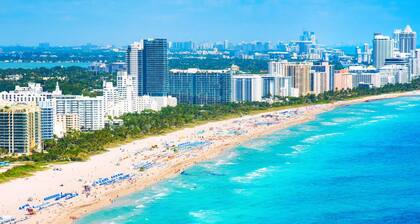 Luxury Tropical Living - 4BR w Backyard Pool Oasis