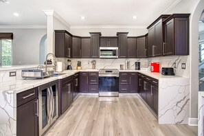 Frigorifero, microonde, forno, piano cottura