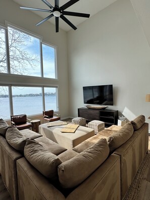 Televisor intel·ligent, videojocs i reproductor de DVD 