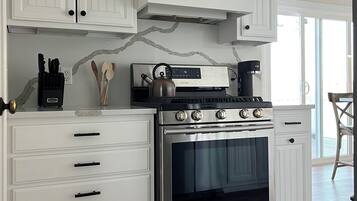 Een koelkast, een magnetron, een oven, een kookplaat