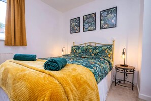 3 soverom, skrivebord, strykejern/-brett og reiseseng for barn