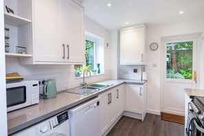 Kjøleskap, mikrobølgeovn, ovn og kokeplater