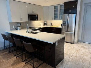 Kjøleskap, mikrobølgeovn, ovn og kokeplater