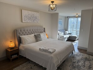 3 soverom, skrivebord, strykejern/-brett og reiseseng for barn