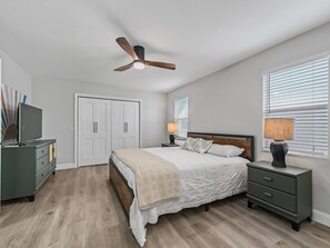 2 slaapkamers, een strijkplank/strijkijzer, internet, beddengoed