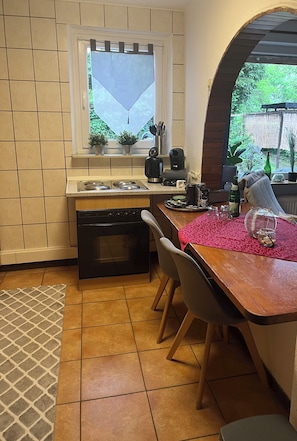 Fridge, microwave, oven, stovetop - Ferienwohnung Saarland-lebach (Lebach)