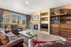 Téléviseur, foyer, chaîne audio, bureau