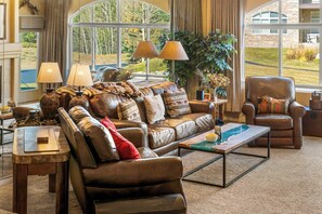 Tv, pejs, stereoanlæg, kontorer