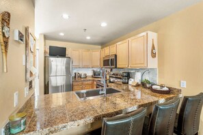 Réfrigérateur, four à micro-ondes, un four, surface de cuisson