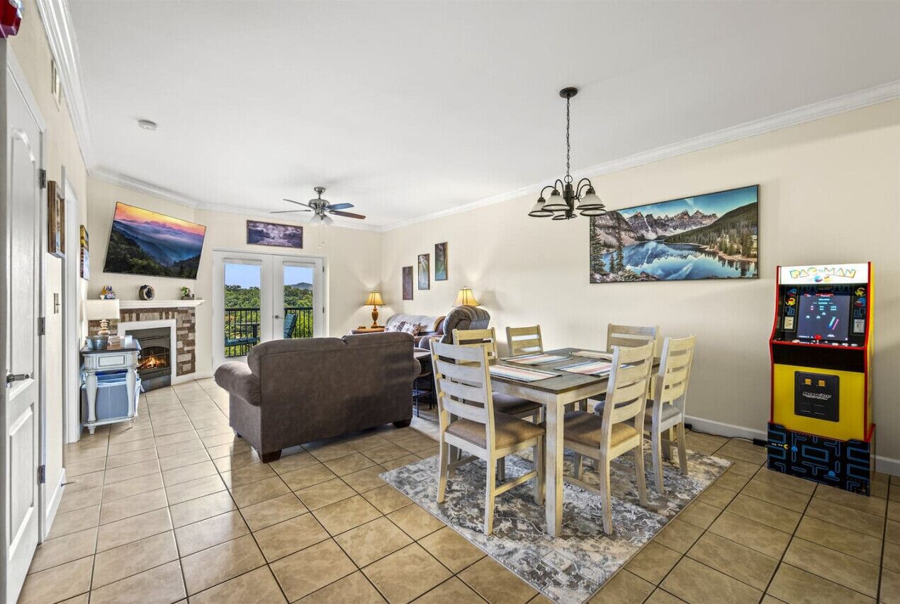 スマートテレビ、暖炉、書庫