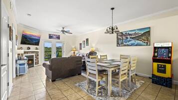 Smart-tv, eldstad och böcker