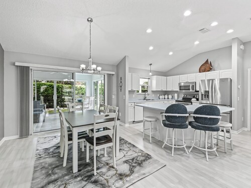 Relax and Play in Paradise,  Golf, Tennis, pools and Live entertainment 