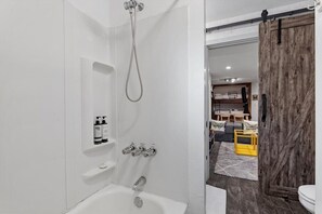 Douche, séchoir à cheveux, serviettes fournies