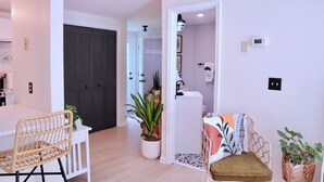 Un interior moderno con comedor, cocina y baño.