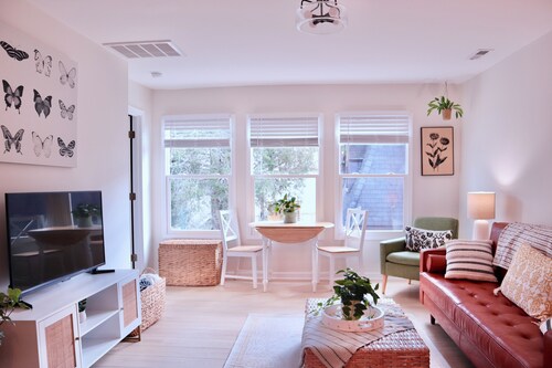 One Off Main: Courtyard Apartment 1 Block from Main St Highlands | Pet Friendly