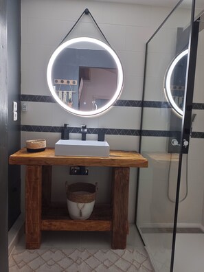 Regadera, secadora de cabello, toallas, jabón 