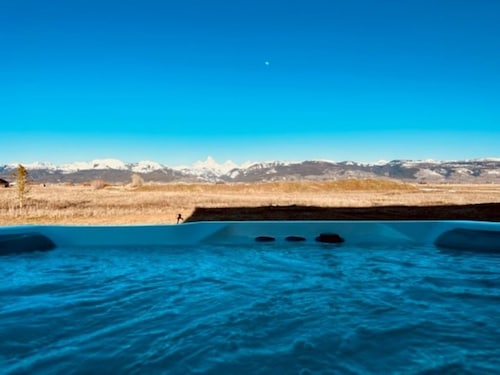 Spacious 6-bedroom house w/ hot tub and Teton Views!