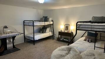 6 bedrooms, desk, WiFi, bed sheets