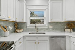 Mikrobølgeovn, kokeplater, oppvaskmaskin og kaffetrakter/tekoker