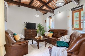 Una televisión, una chimenea, una mesa de tenis de mesa