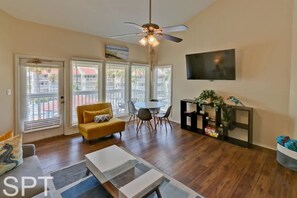 Condo, 1 Bedroom | Living area
