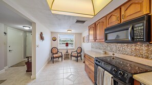 Apartment, 2 Schlafzimmer | Eigene Küche | Kühlschrank, Ofen, Wasserkocher mit Kaffee-/Teezubehör, Toaster