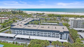 Un hôtel doté d’une piscine sur le toit, offrant une vue sur la plage et disposant d’un parking.