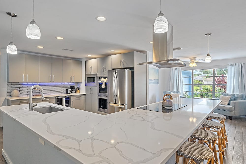 Sarasota Serenity 3 Bedroom Home by RedAwning - Indian Beach, FL