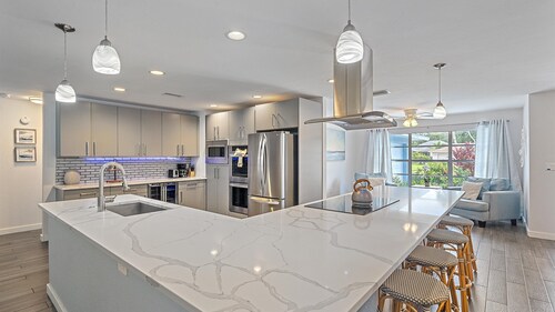 Sarasota Serenity 3 Bedroom Home by RedAwning