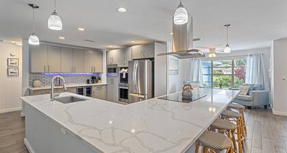 Sarasota Serenity 3 Bedroom Home by RedAwning