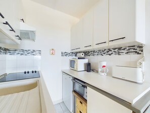 冷蔵庫、電子レンジ、オーブン、コーヒー / ティーメーカー