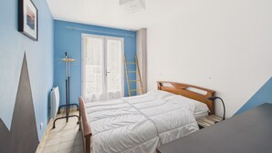 A bedroom with a bed, a ladder, a desk, and a door. - House with garden, terrace & pétanque - 6 guests (Saint-Hilaire-de-Riez)