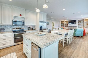 ثلاجة، ميكروويف، فرن، موقد طهي مسطح