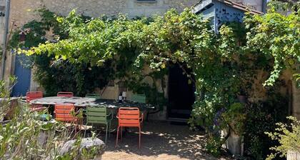 Joli gĂźte dans le centre du bourg avec vue sur le chĂąteau de Bourdeilles