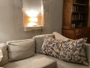 Fernseher, DVD-Player, Bücher, Videothek