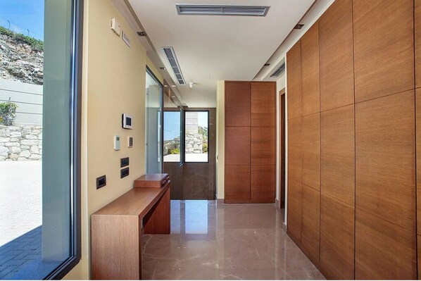 Villa | 19 bedrooms - Ocean View Luxury Villa (Malevizi)