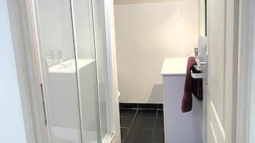 SĂšche-cheveux, serviettes fournies, savon, shampoing