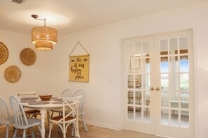 Dining - Steps to beach!☀️ Cozy and updated, Perfect location in Mexico Beach! 1st Street (Mexico Beach)