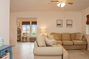 Smart TV - Steps to beach!☀️ Cozy and updated, Perfect location in Mexico Beach! 1st Street (Mexico Beach)