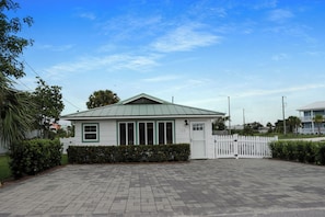 Exterior - Steps to beach!☀️ Cozy and updated, Perfect location in Mexico Beach! 1st Street (Mexico Beach)