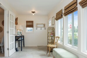 Interior - Steps to beach!☀️ Cozy and updated, Perfect location in Mexico Beach! 1st Street (Mexico Beach)