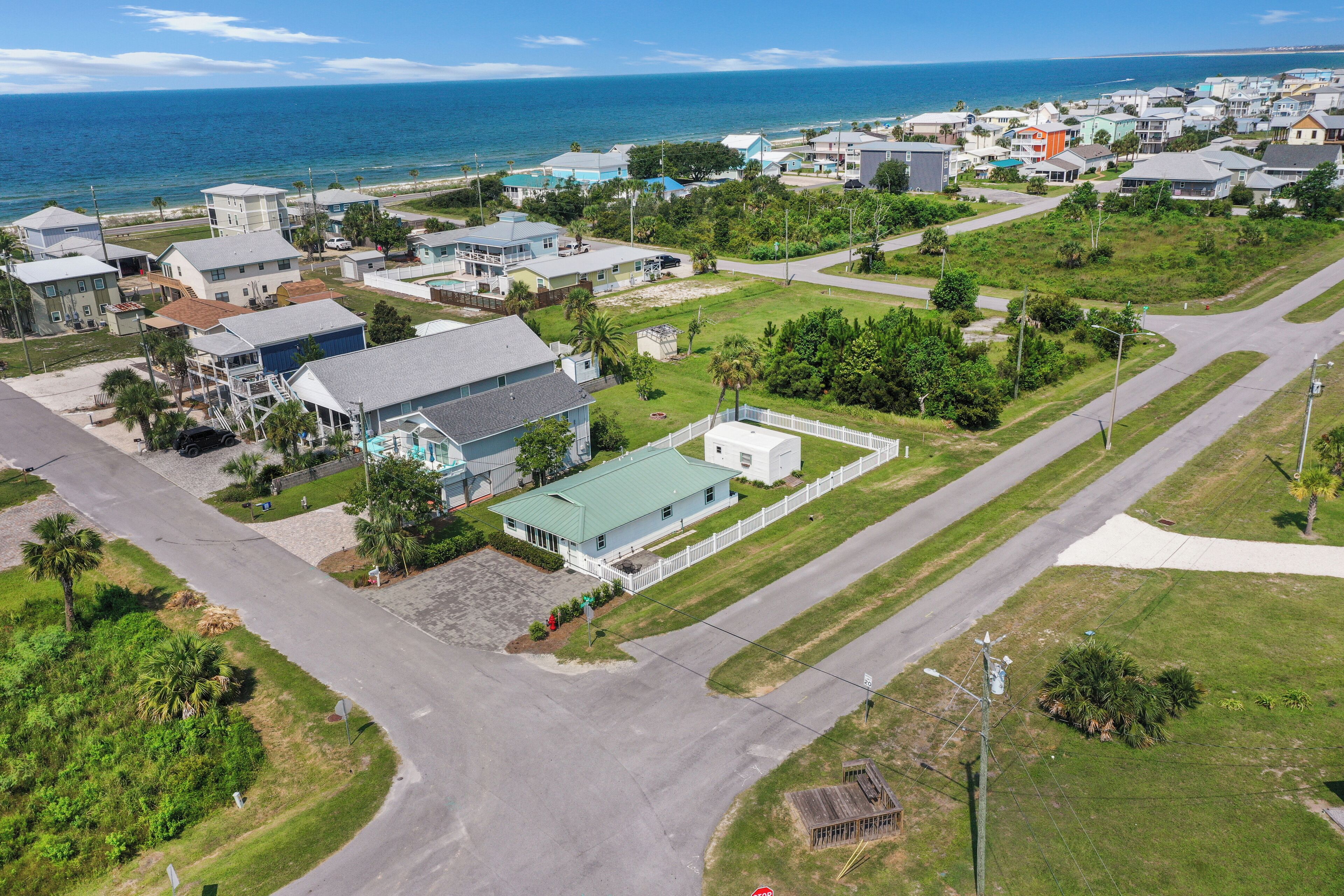 We Love Snowbirds!~1st St Bungalow Cozy Beach Getaway in Mexico Beach