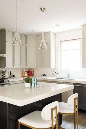 Fridge, microwave, oven, stovetop - Vogue Posh Pad | Center of LoHi | Large Roof Deck (Denver)