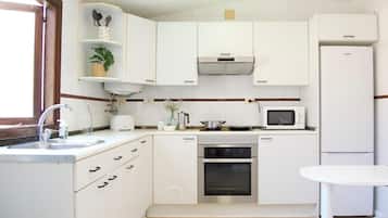 Een koelkast, een magnetron, een oven, een koffiezetapparaat/waterkoker