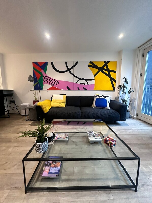 Smart TV - The Hoxton Nest - 1 bed Flat in Shoreditch  (London)