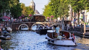 Un canal avec des bateaux et un pont.