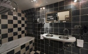 Sèche-cheveux, serviettes fournies, savon, shampoing