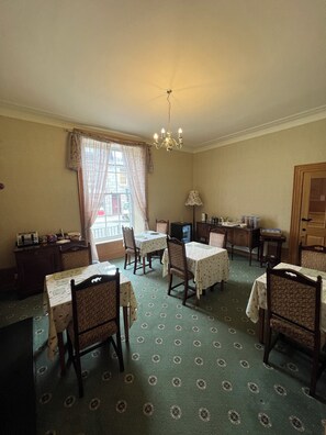 Free daily continental breakfast  - Butlers Guest House (Aberdeen)