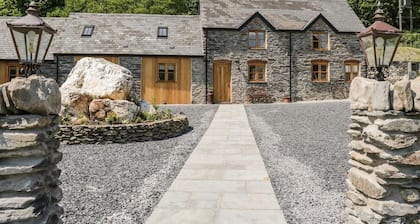 Cosy Barn - Sleeps 8, Hot Tub & Countryside Views