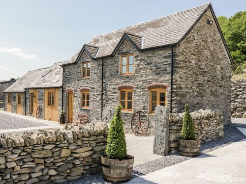 Cosy Barn - Sleeps 8, Hot Tub & Countryside Views